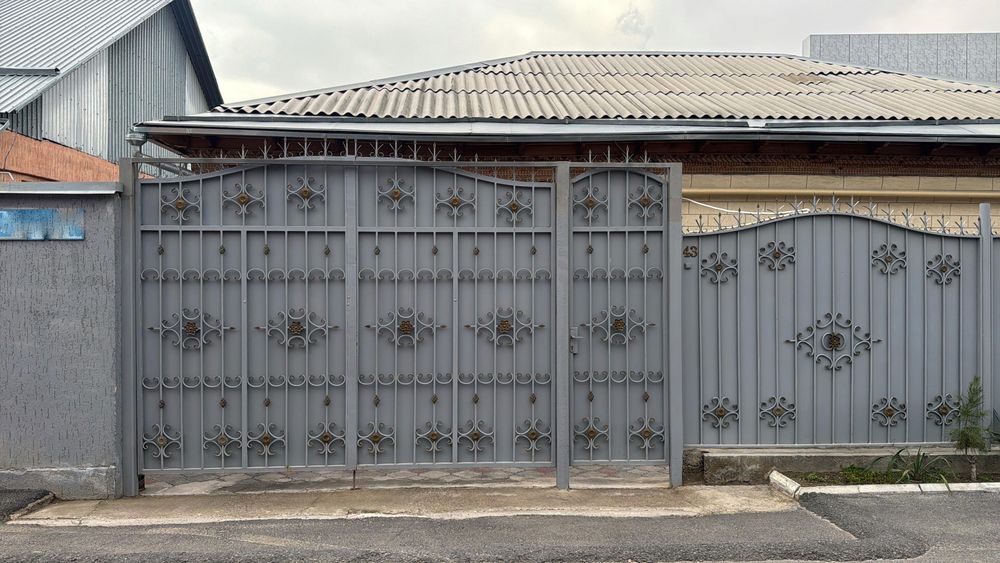 Продам ворота с забором и стойками