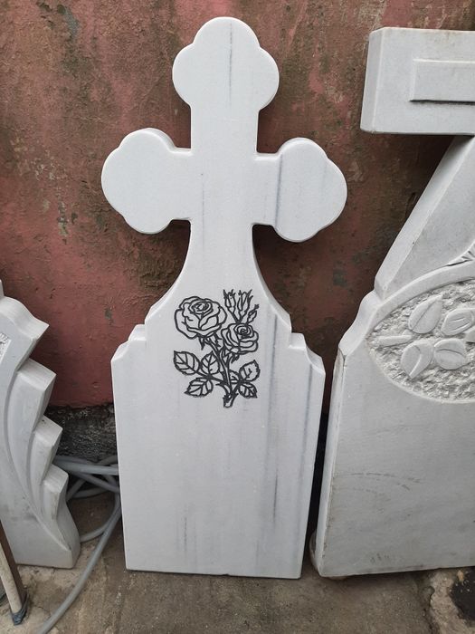 Stâlpi monumente cruci din marmură