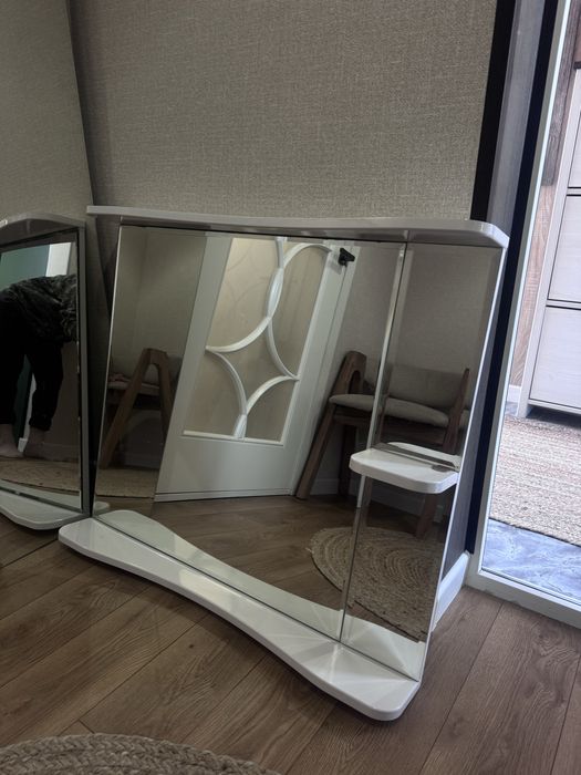 Зеркало с полочками.