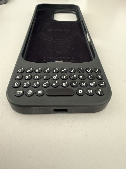 Carcasa Clicks Keyboard Onyx iPhone 16 Pro