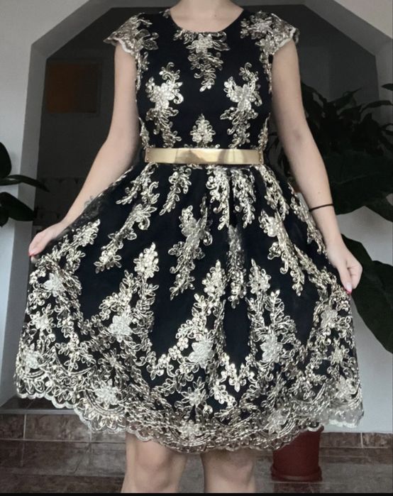 Rochie cu paiete si modele brodate
