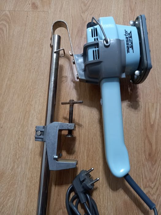 Прекрасен немски масажор с 9 преставки и стойка метален