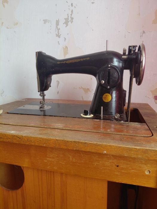Продам швейную машинку