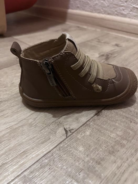 Продам б/у детскую обувь