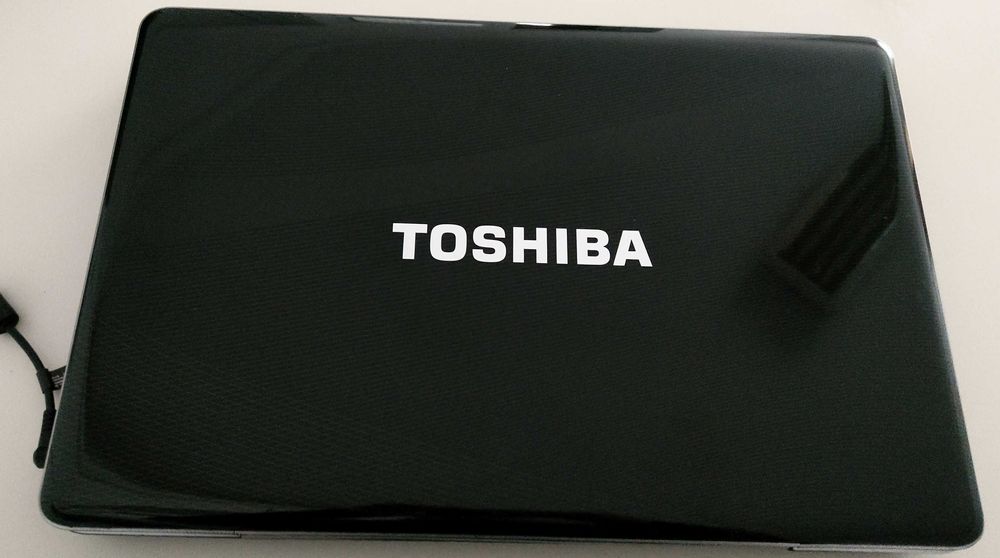 Laptop Toshiba 18,4 inchi i5 SSD 128 GB Nvidia HDMI Bluray camera