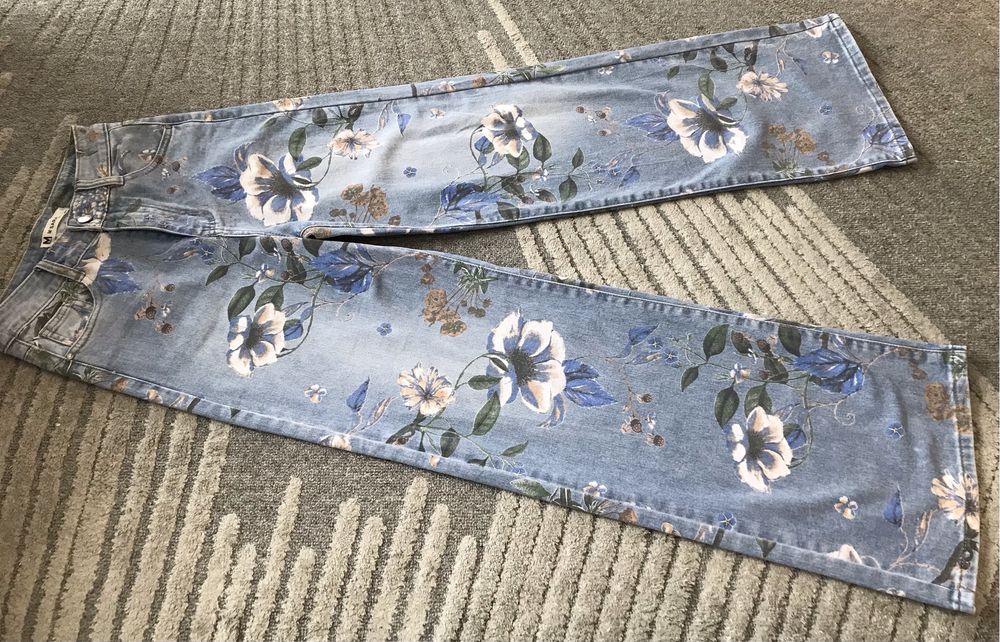 Дънки на цветя, размер С / малък М