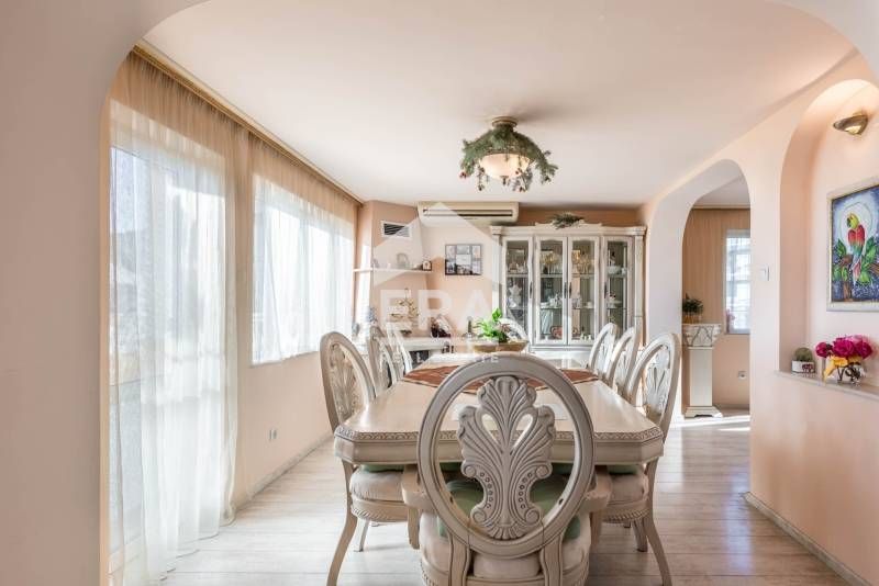 Четириетажна обзаведена къща за продажба, с двор, 4 гаража и морска па