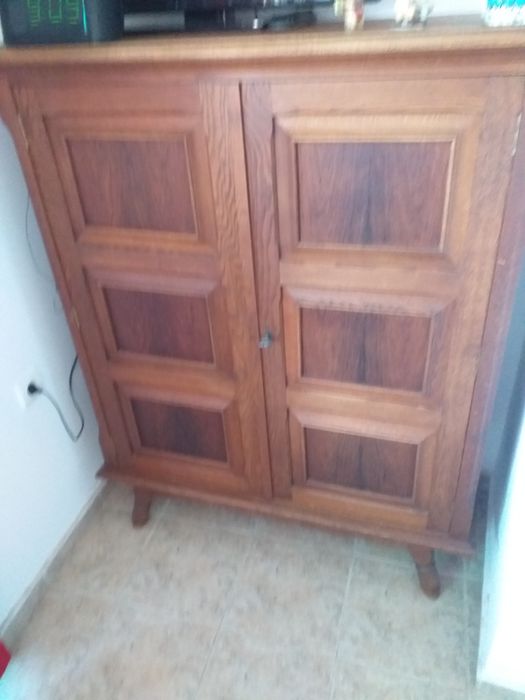 Мебели от масив  комлект маса,4стола,скрин и 2 малки шкафа