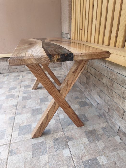 Vând măsuță din lemn de ulm