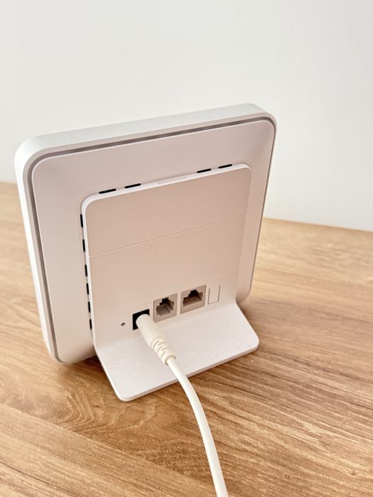 Vând router Wi-Fi Huawei B320-323 4G LTE cu slot pentru cartelă SIM