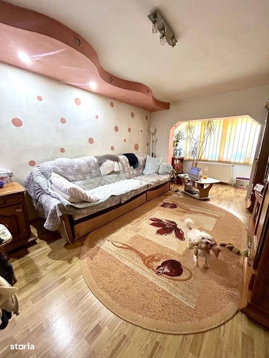 De vanzare apartament cu 3 camere, mobilat și utilat, balcon, garaj