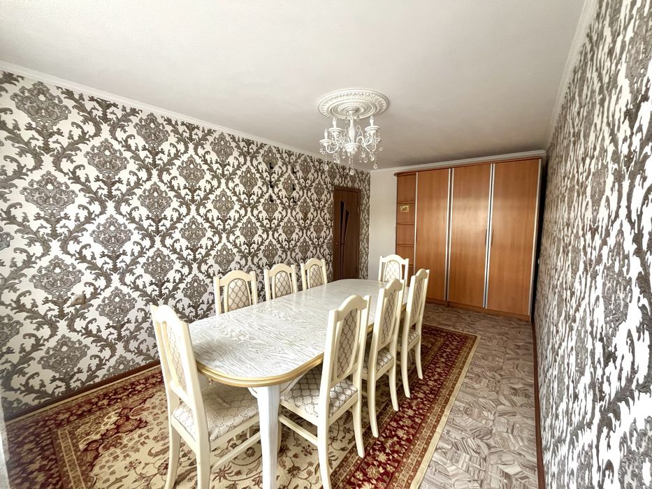 Продам гостийный стол со стульями