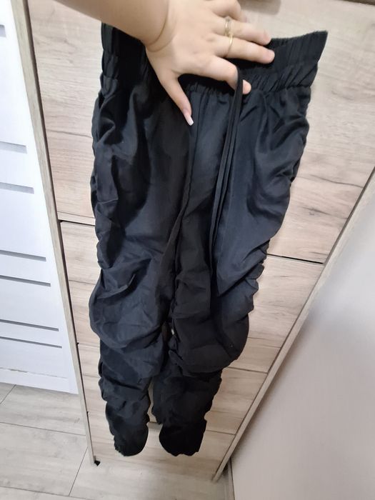 Pantaloni casual noi