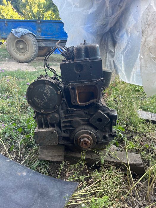 Vând motor tractor