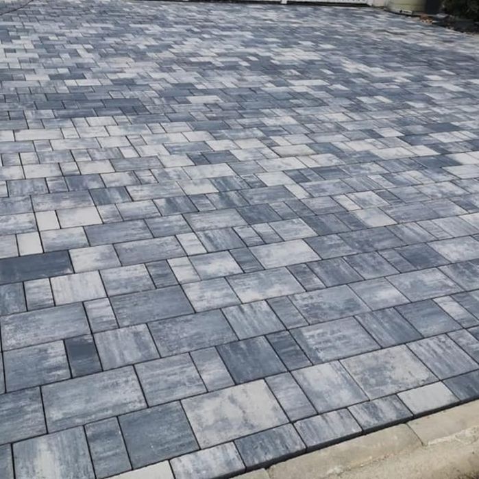 Amenajare curții cu pavaj și gazon rulou sport