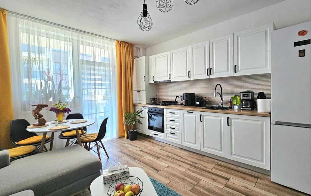 Vand apartament cu 3 camere + loc de parcare