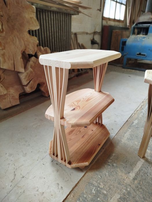 Ръчно изработен комплект маса със столове и етажерка от масивно дърво