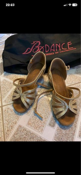 Pantofi de dans pentru fete, in stare foarte buna. Marinea 27
