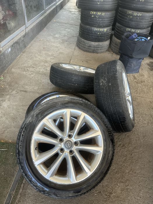 Vând set de 4 anvelope premium Bridgestone, dimensiunea 235/55 R18.