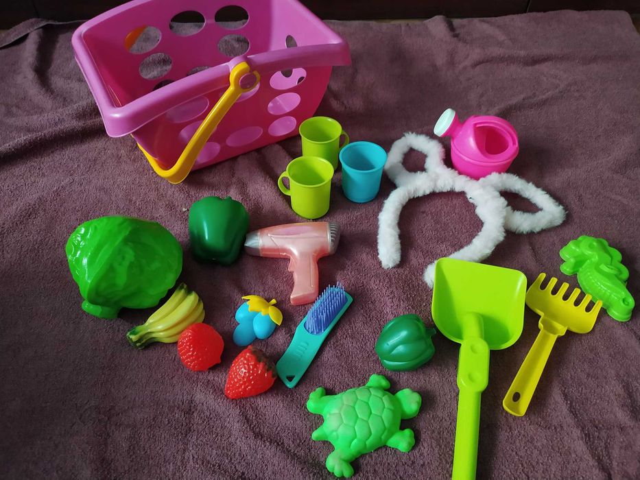 Голяма кошница за пазаруване с аксесоари, плодове и други