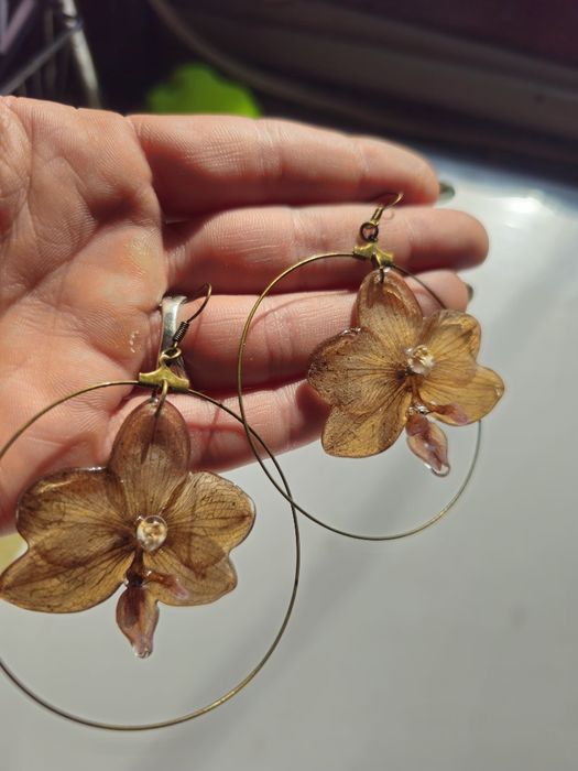 Обеци с естествен цвят на орхидея в кафяви нюанси.
Цветето е с размери