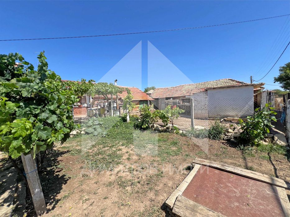 Продава еднофамилна, тухлена къща с 2 ДКА двор на 70 км от Варна.