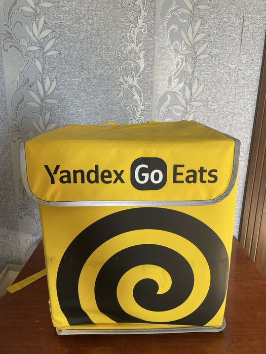 Skuterda xarakatlanish uchun shlem va yandex sumka