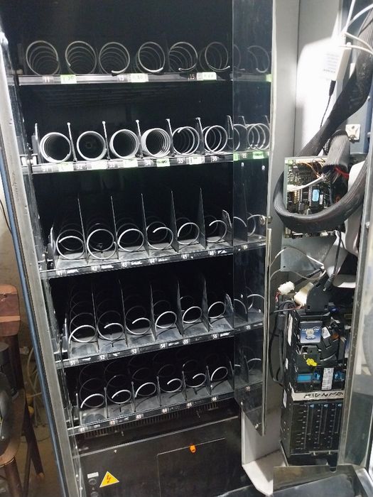 Продавам хладилна вендинг машина Саеко за снаксове и напитки