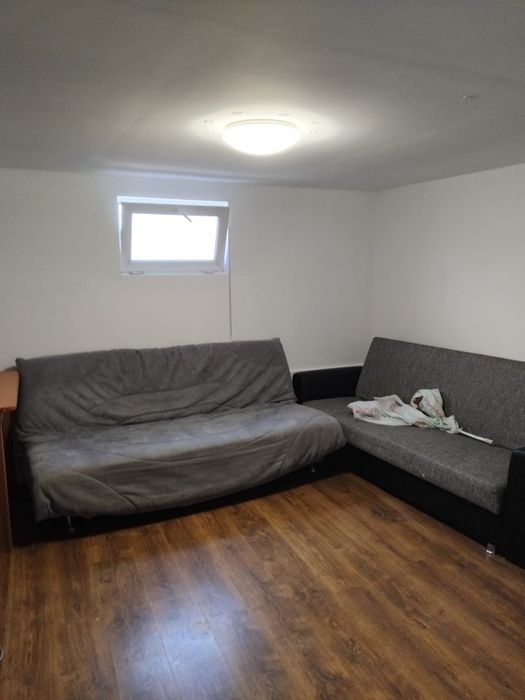 Inchiriez camera la curte