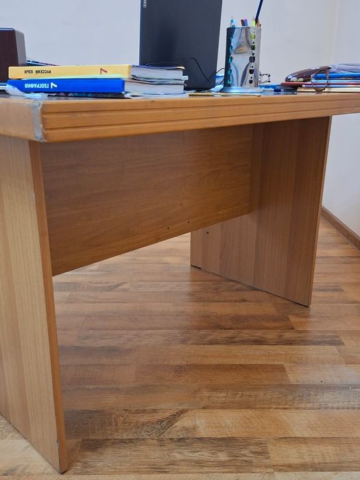 Стол небольшой..