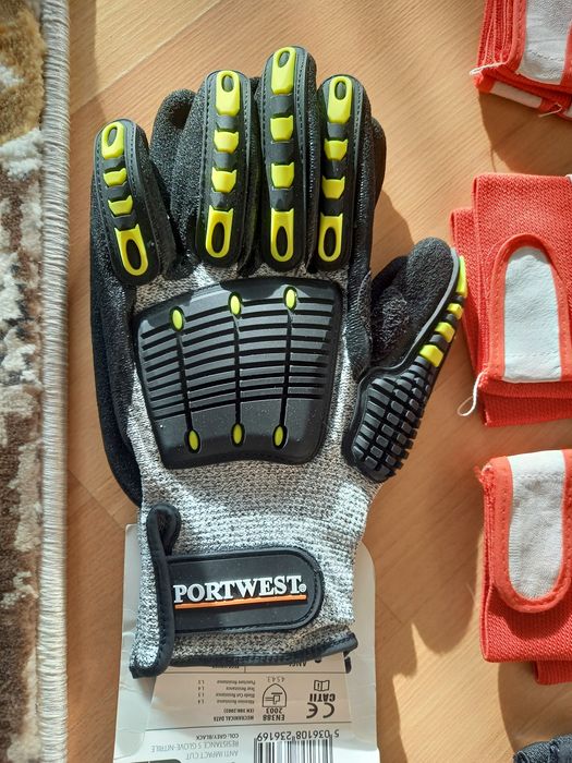 Кожаные перчатки