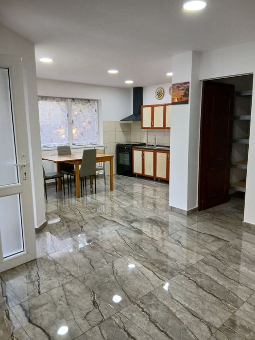 De închiriat.Casa cu etaj Sanpetru,3 camere.