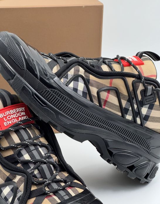 Обувки Burberry.