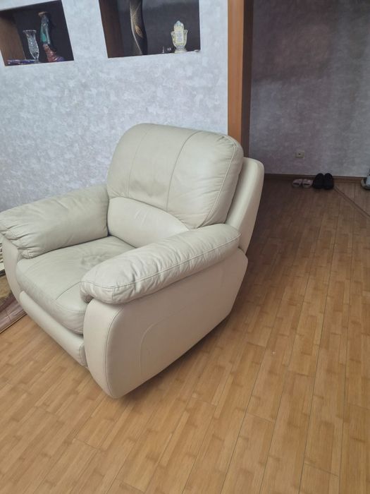 кресло кожаное белое
