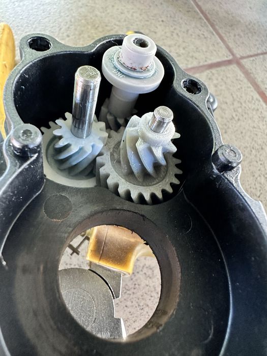 Pinion carlig remorcare BMW