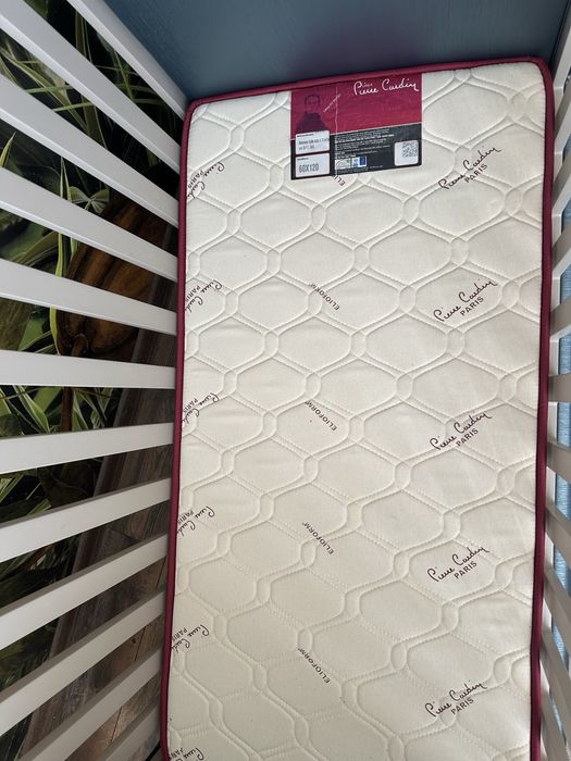 Уникална кошара от кожа и дърво с матрак Pierre Cardin