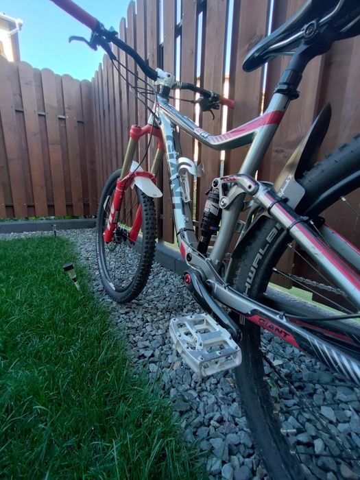 Bicicleta full suspension Giant