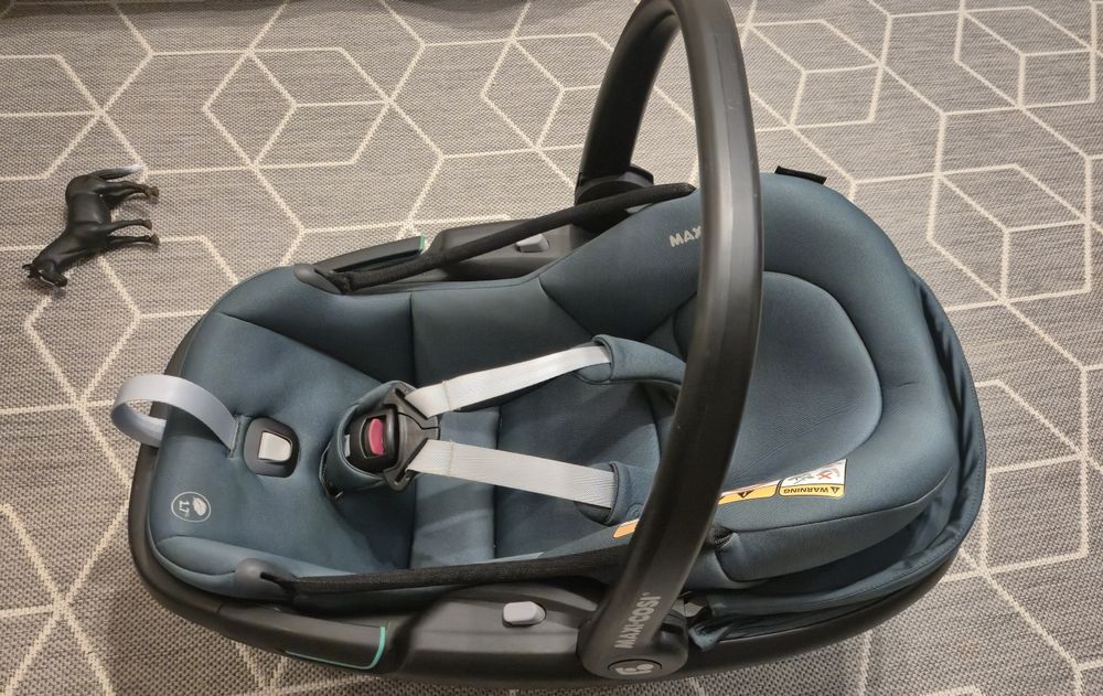 Vând scoică auto Maxi-Cosi Coral 360 cu baza Isofix.