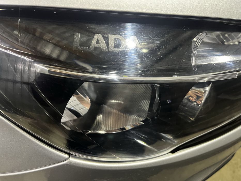 Продам передние фары на Lada Vesta