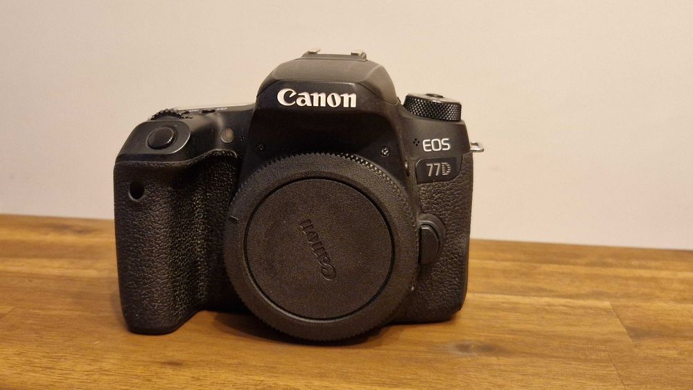 Canon EOS 77D с EF-S 17-85mm подарък