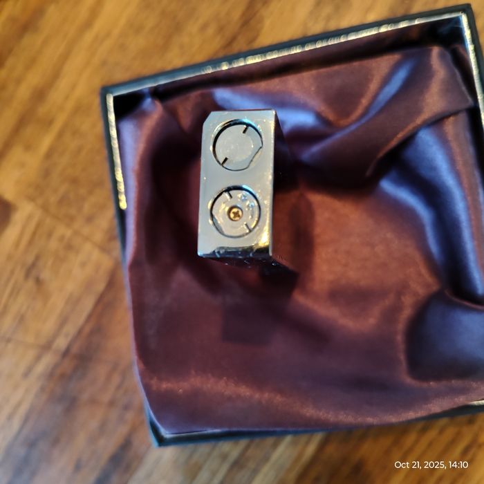 Метална запалка, тежка и елегантна.