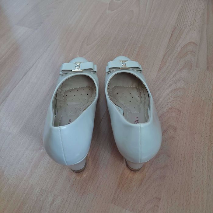 Чисто нови дамски обувки от еко кожа с комфортни стелки, номер 39