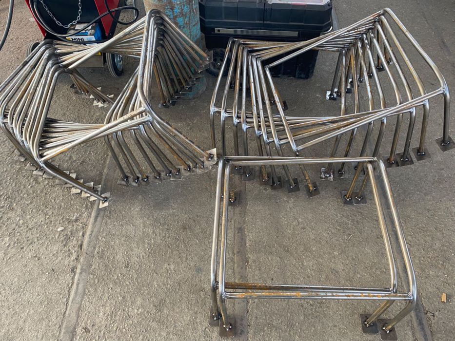 Метални стойки за кошери.