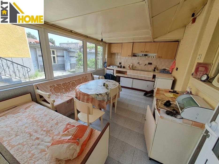 Две къщи с гараж и стопанска постройка