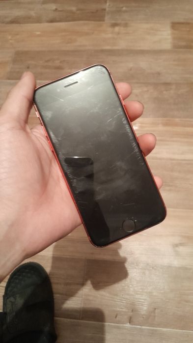 Продаю Айфон се 2020