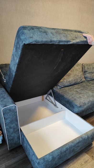 Диван изумрудного цвета