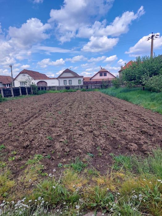 Teren intravilan cu casa de vanzare
