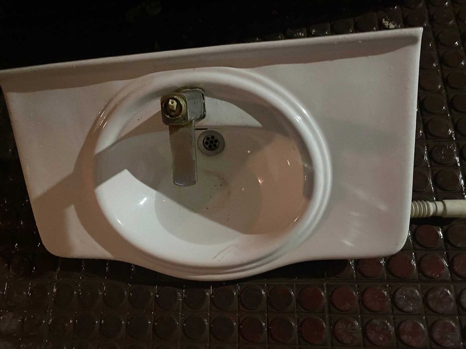 Ракавина в отличном состоянии целая для ванный