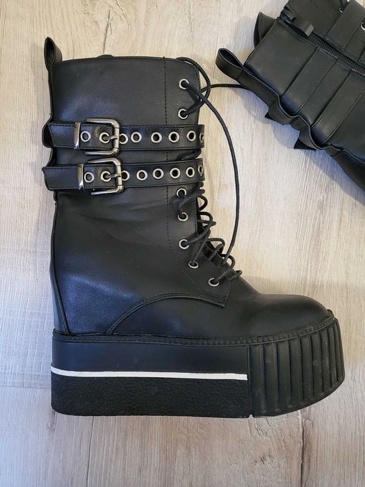 Черни боти на платформа