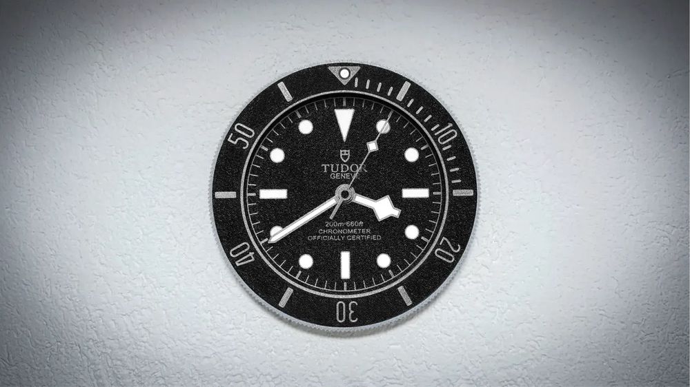 Tudor Black Bay – стенен часовник